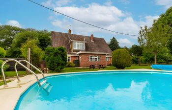 Serene Meadow Breeze Holiday Home