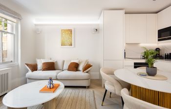 Marble Arch Chic Holiday Home