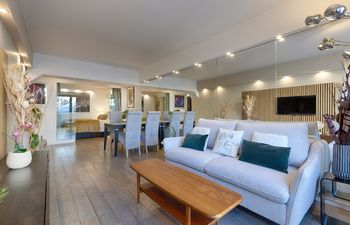 Eiffel Scenery Holiday Home
