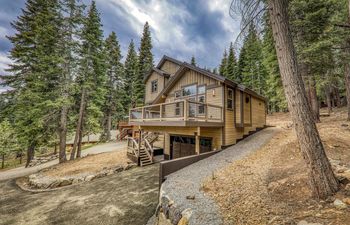 Pine & Peak House Holiday Home
