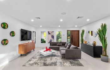 The Lively Crest Holiday Home