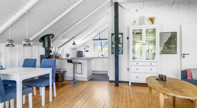 Photo of "Lovis" - 570m from the sea