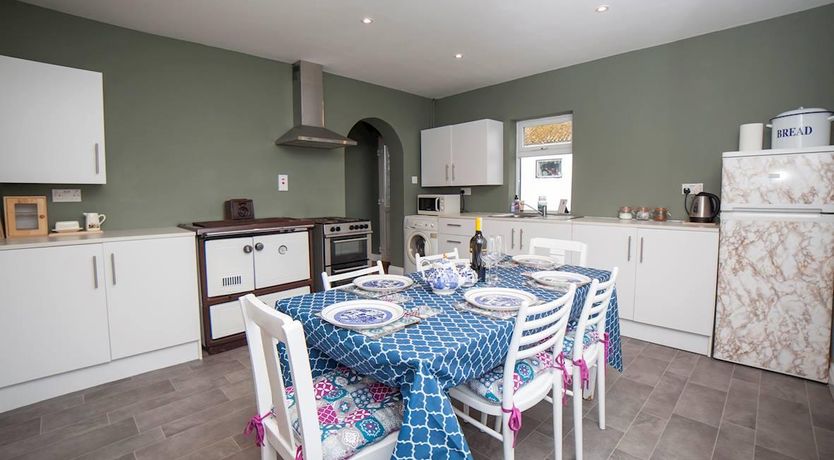 Photo of 3 Bed in Gweesalia