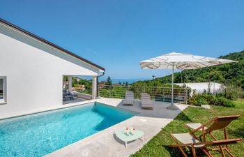 Villa Luni Holiday Home
