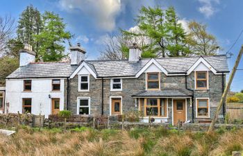 Maes Neuadd Holiday Home