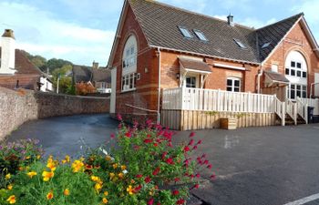 Lower School Cottages Holiday Home