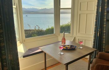 Waters Edge at Gadlys House Holiday Home
