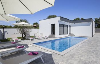 L&L Holiday Home