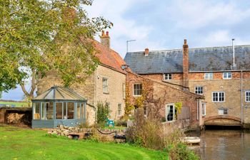 Islip Mill House - Beautiful Riverside Home Holiday Home