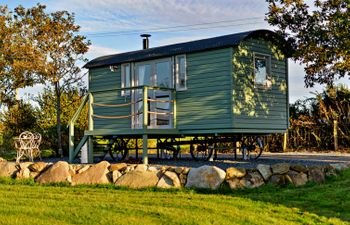 'Angharad' Poachers Hut Holiday Home