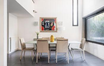 Modern Eden Holiday Home