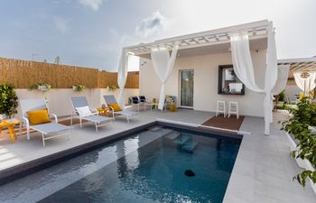 Sunny Seaside Dream Holiday Home