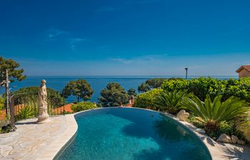 Crowning Glory Holiday Home