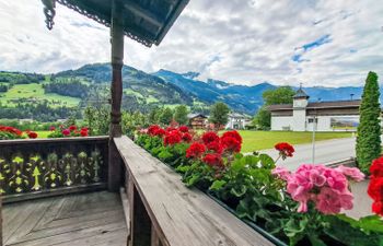 Trojer Apartment 2 Holiday Home