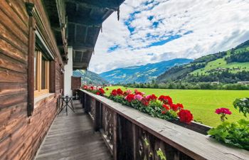 Trojer Apartment 2 Holiday Home