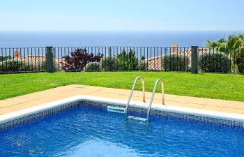 Lola Holiday Home
