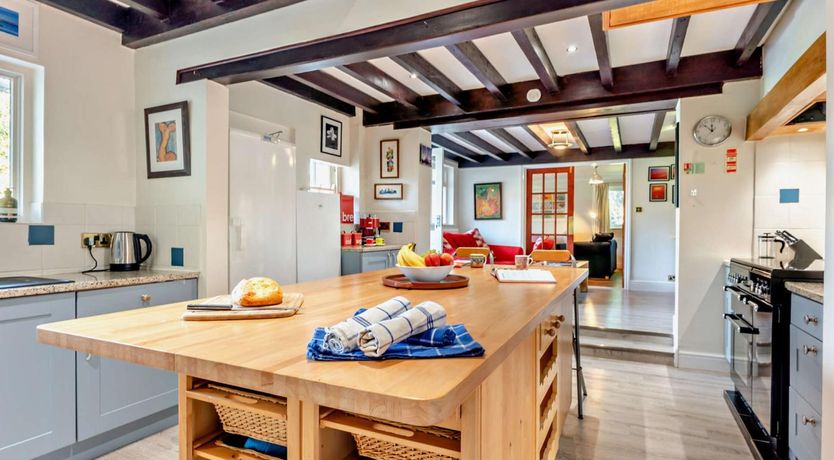 Photo of 5 Bed in Newport