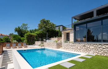 Perla Holiday Home