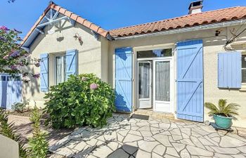 Les Volets Bleus Holiday Home