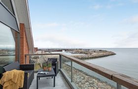 Photo of femme-15m-from-the-sea