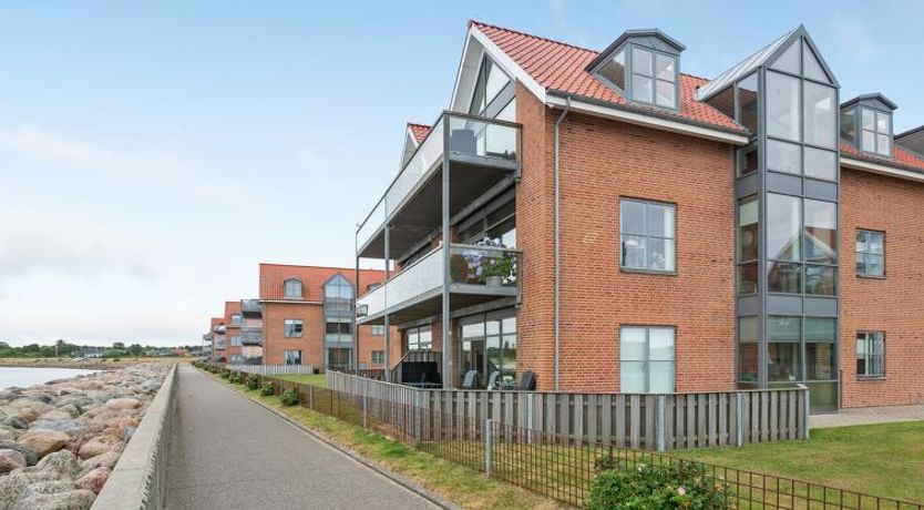 Photo of "Femme" - 15m from the sea