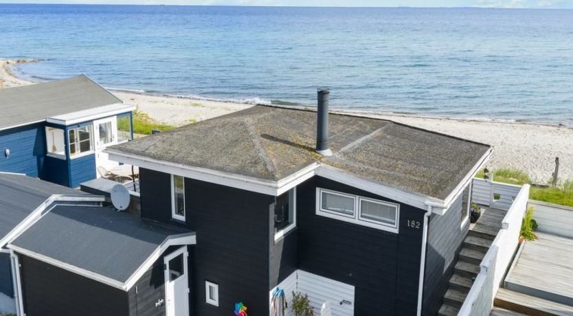 Photo of "Folkhart" - 10m from the sea