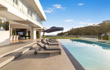Hollywood Hills Hideaway Holiday Home