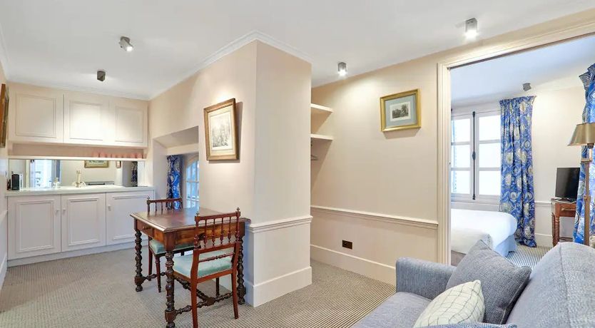 Photo of La Courtisane