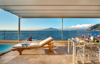 Neapolitan Breeze Holiday Home