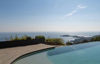 Azure Sea Holiday Home