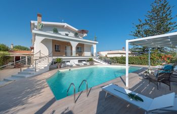 Sicilian Seaside Villa Holiday Home