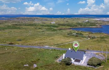 Hugh’s Cottage: Sea & Lake Views to Steal Your Heart Holiday Home