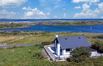 Hughs Cottage Panoramic Sea & Lake Views Holiday Home