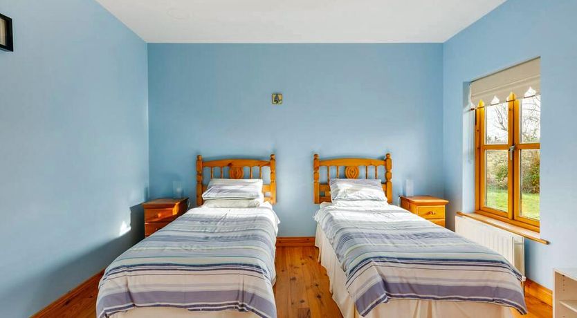 Photo of 5 Bed in Westport