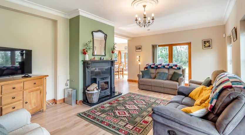 Photo of 5 Bed in Westport