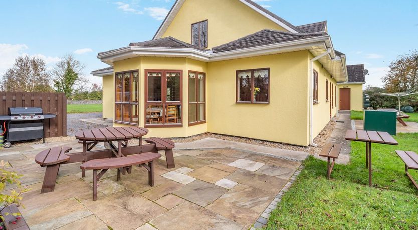 Photo of 5 Bed in Westport