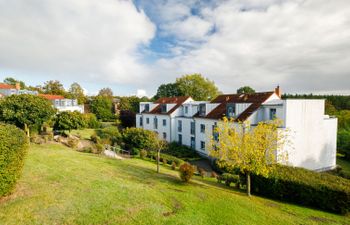 Bellevue Apartment 5 Holiday Home