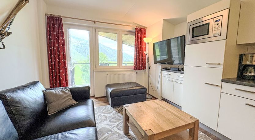 Photo of Justine (Top 9) Apartment 3