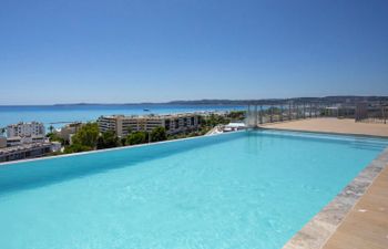 Seaside View Apartment 2 Holiday Home