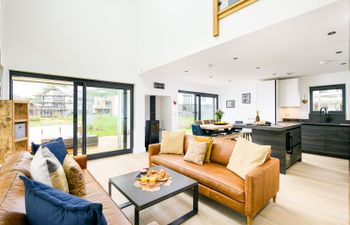 The Lake Light Holiday Home