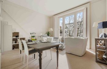 Queen of Kensington Holiday Home