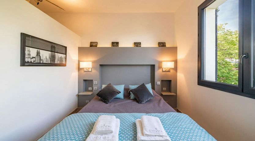 Photo of Azure & Vert