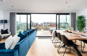 Lakeside Drift Holiday Home