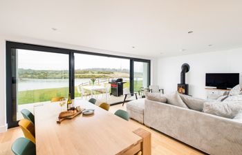 The Lakeside Holiday Home