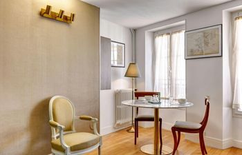 Parisian Cosy Holiday Home