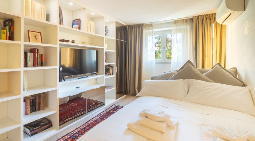 Photo of Vecchio Magnolia