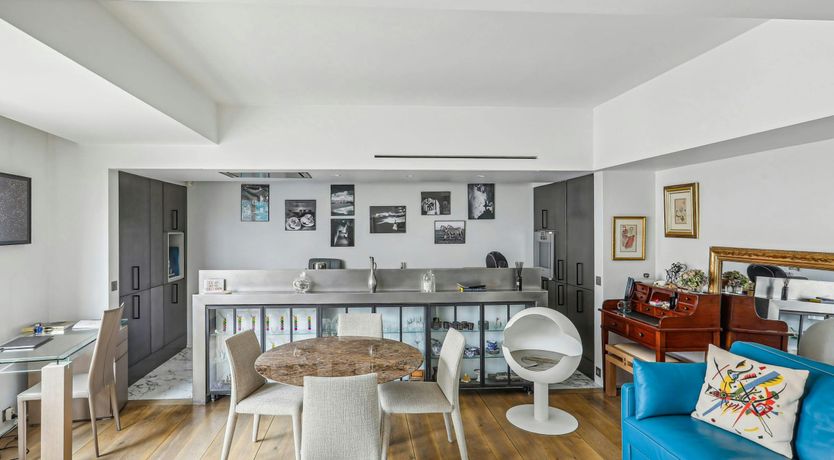 Photo of Along the Seine