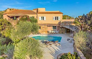 The Red Verona Holiday Home