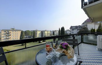 Lake Elegance Holiday Home