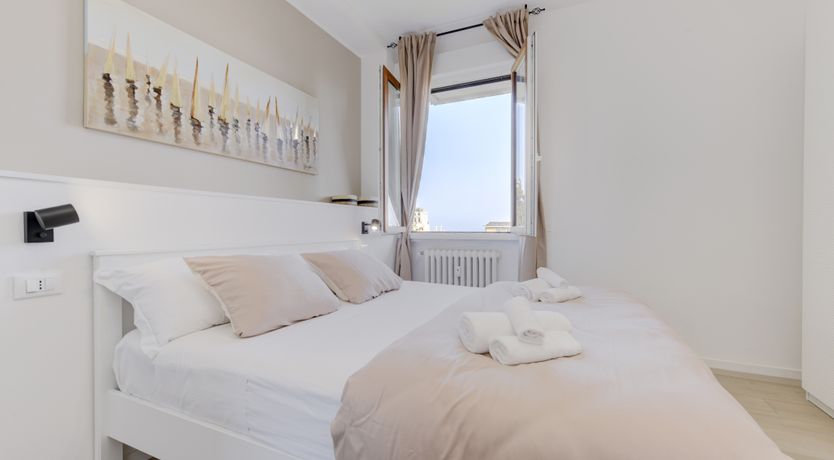 Photo of Lake Elegance